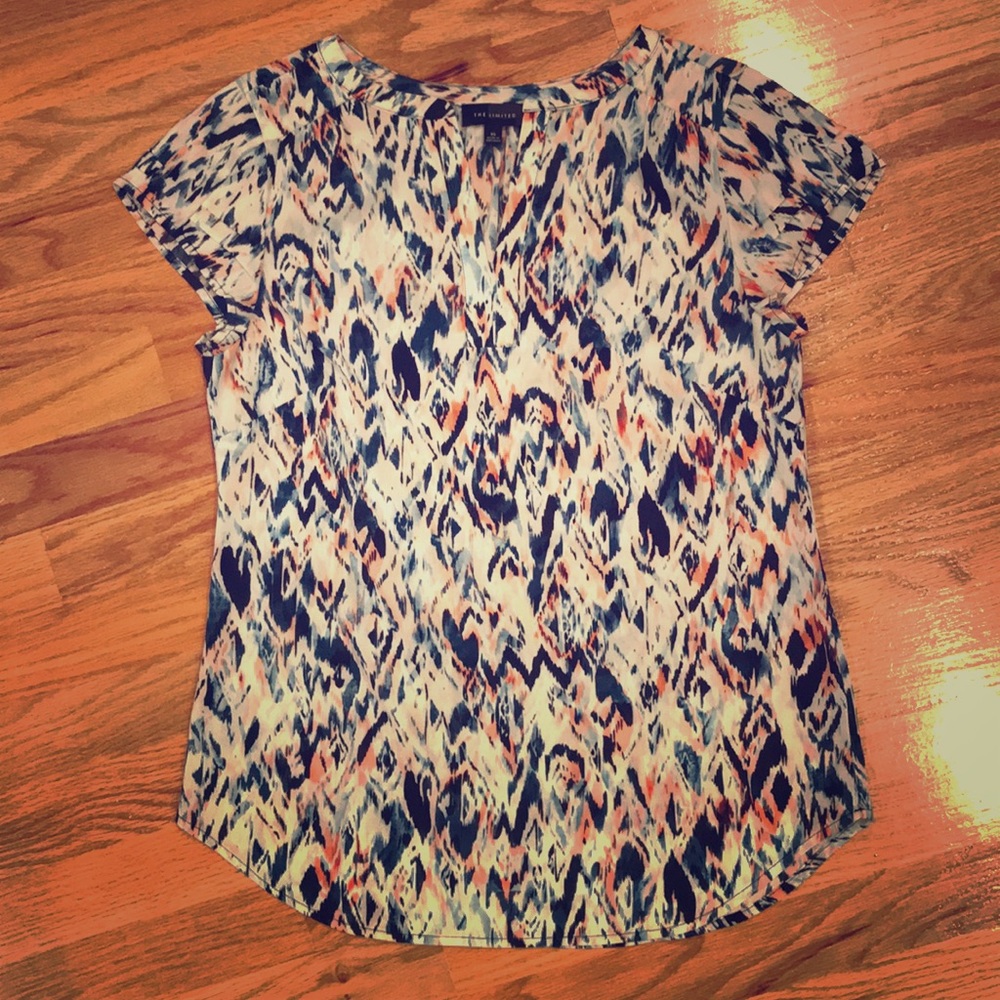 Short sleeve blouse.